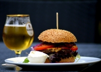 That&#039;s What She Drank: The Right Beer for Your Burger